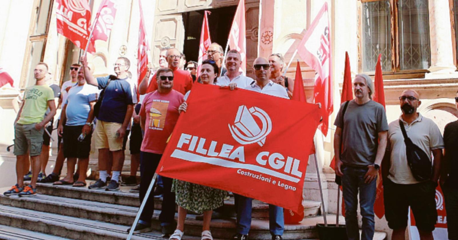 “Non lasciateci soli” protesta davanti al tribunale