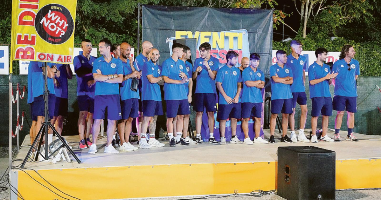 La squadra “sfila” in passerella