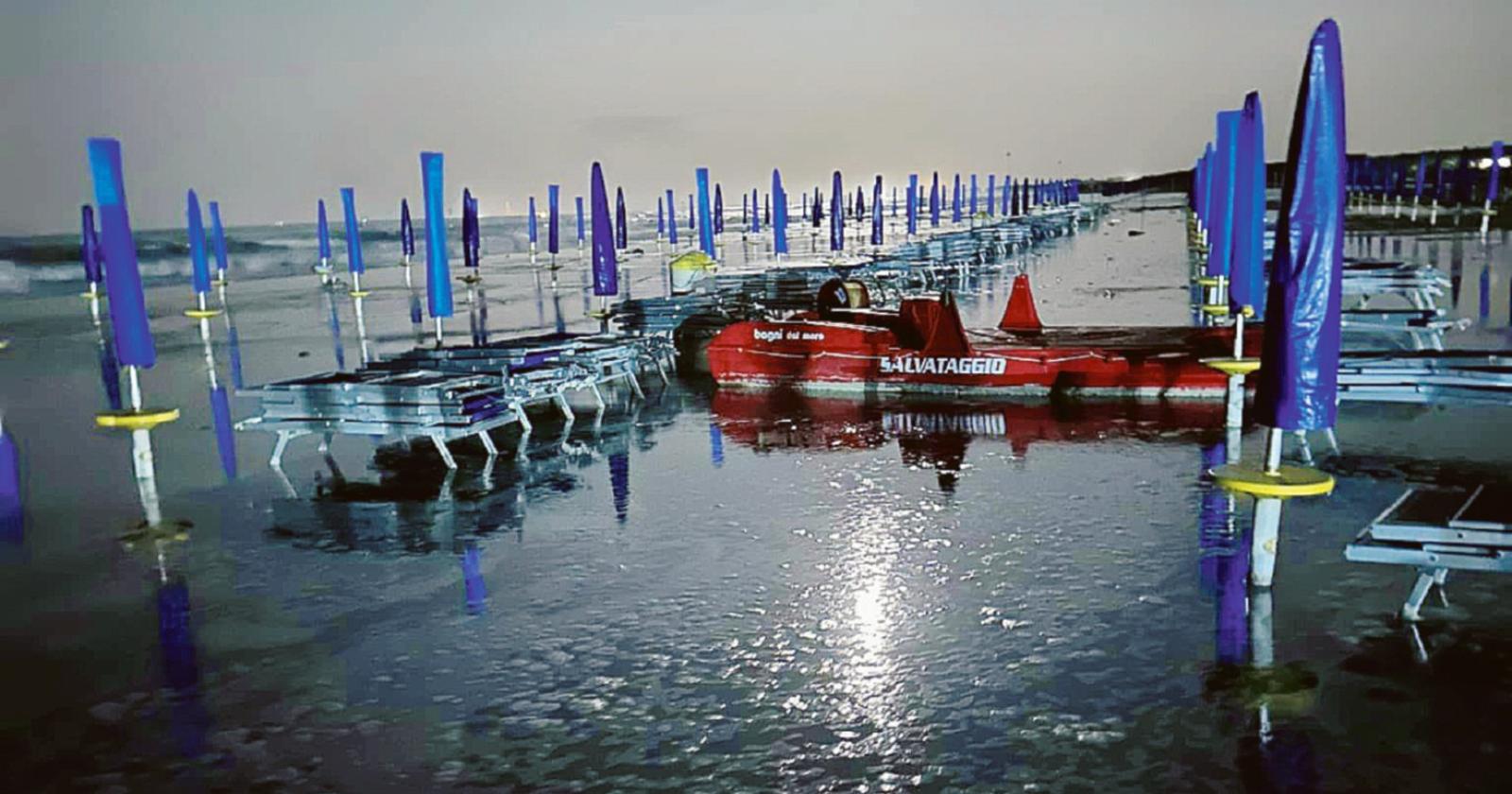 La mareggiata distrugge la spiaggia