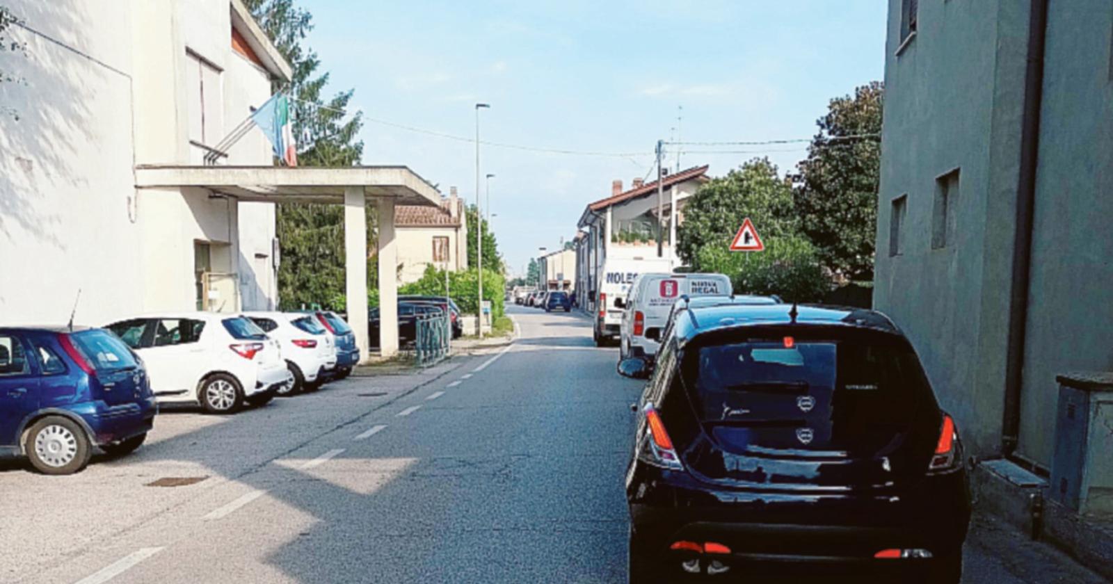 Lunghe code in via Einaudi