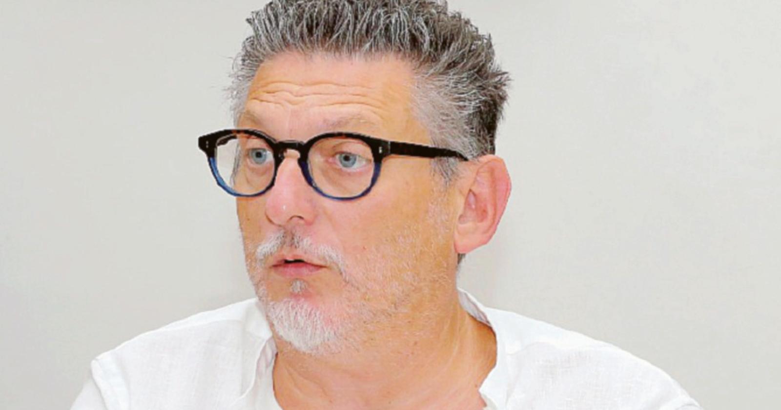 Sindaco sul palco con giovani e attori