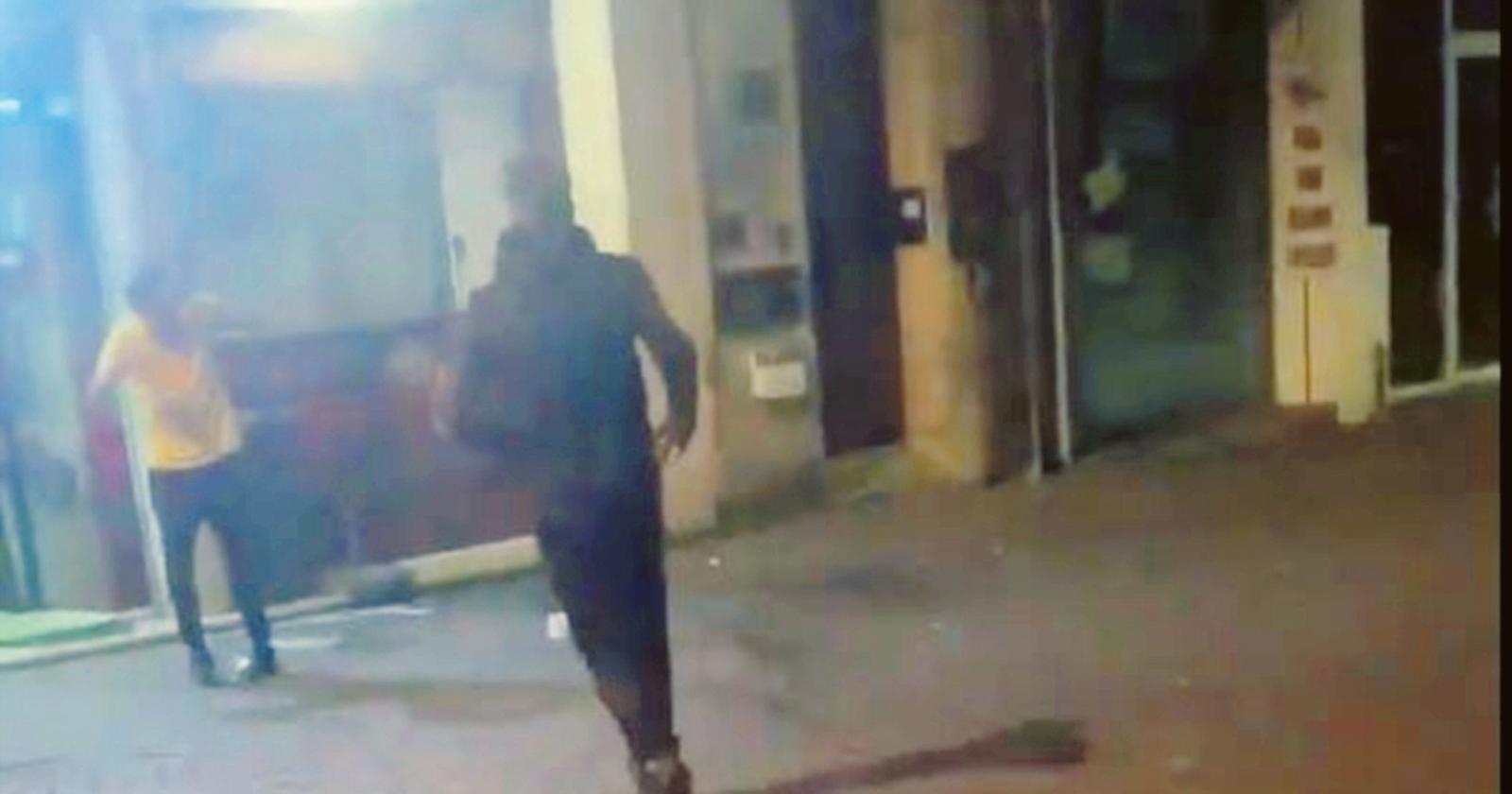 Kebabbaro preso a bottigliate