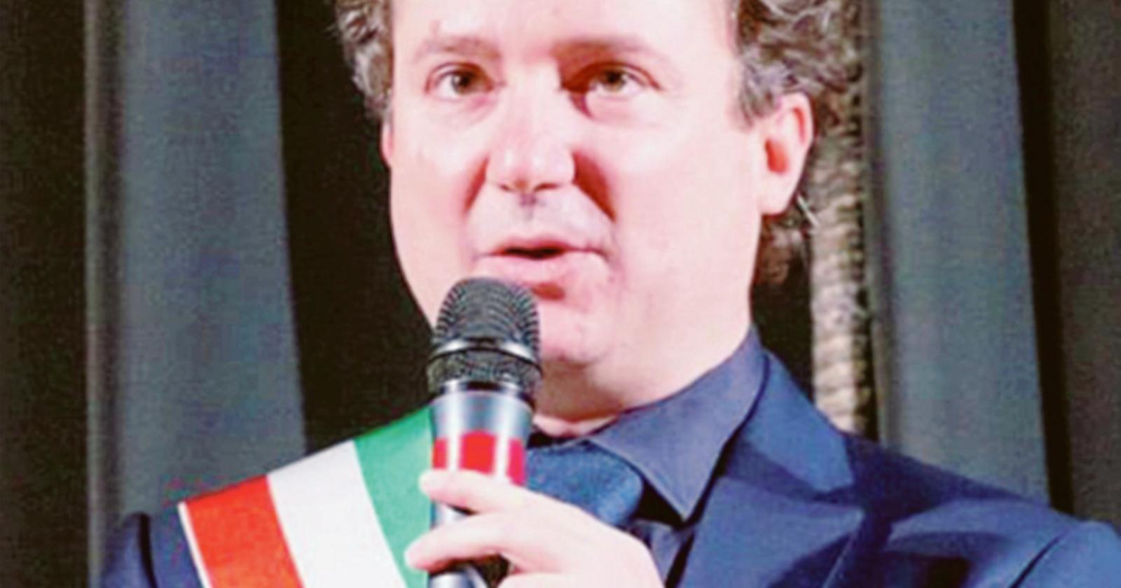 L'ex sindaco dona 5mila euro al sociale