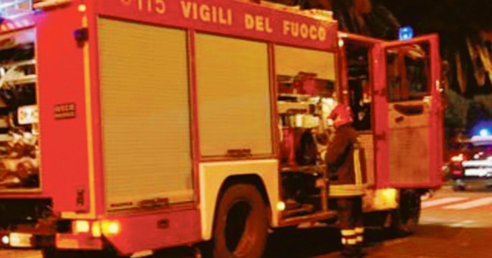 Fiamme in casa, donna all’ospedale