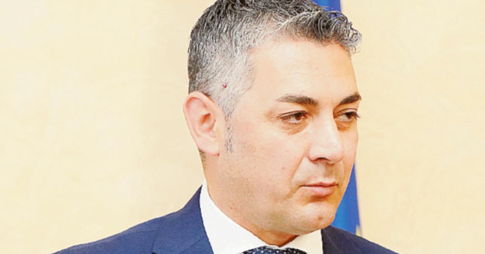 Simoni: “Serve una soluzione politica”