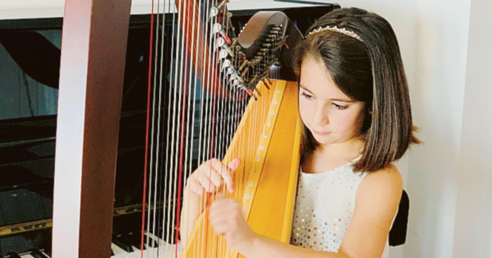 A 10 anni è già una star dell'arpa