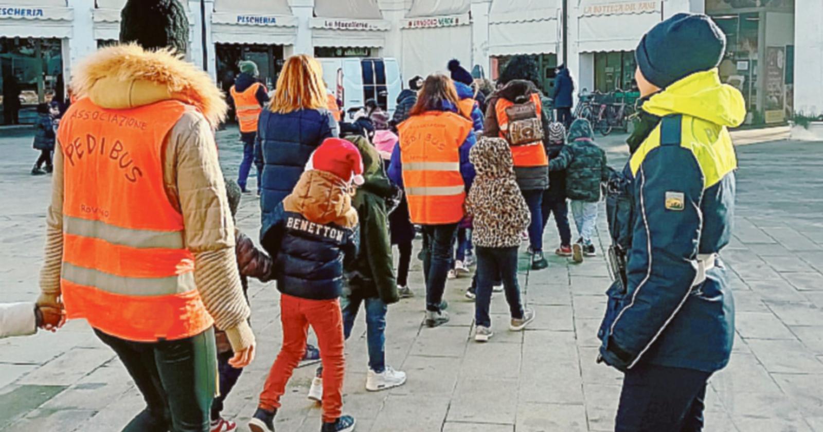 Educazione stradale camminando in città