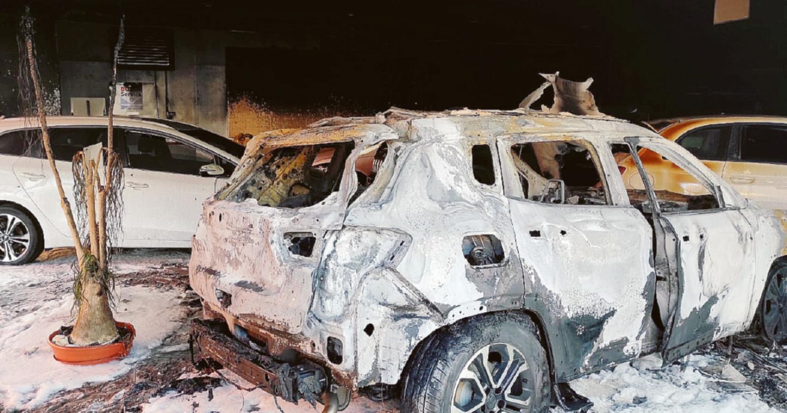 Incendio al concessionario, stabile sotto sequestro
