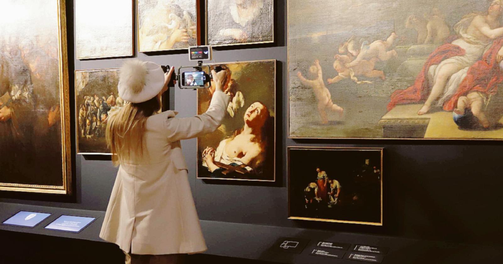 Musica e giovani ciceroni alla mostra