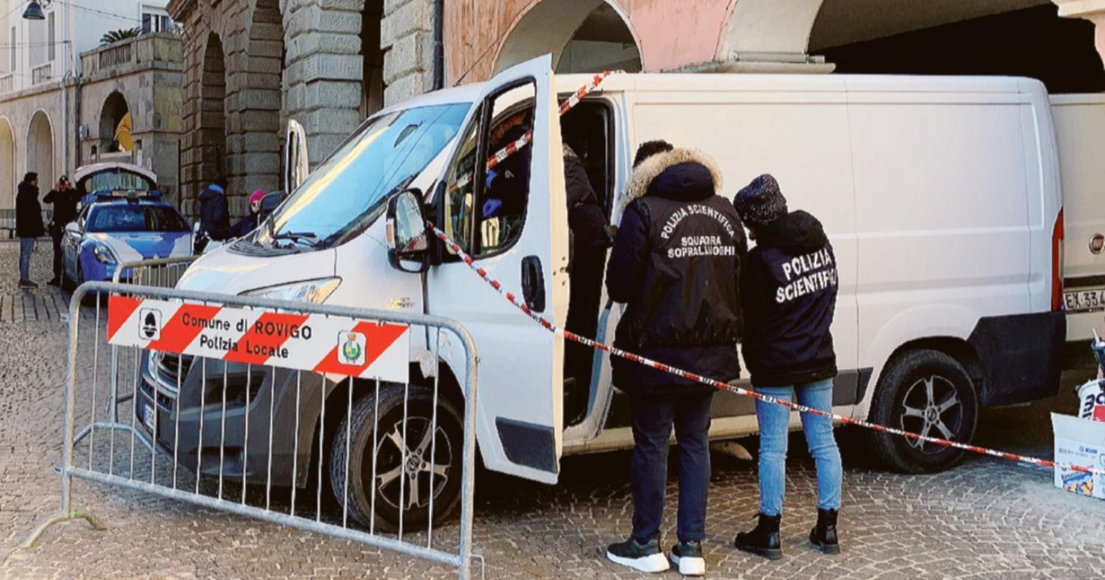 Cassaforte imbragata e furgone in moto: così è saltato il colpo alla gioielleria