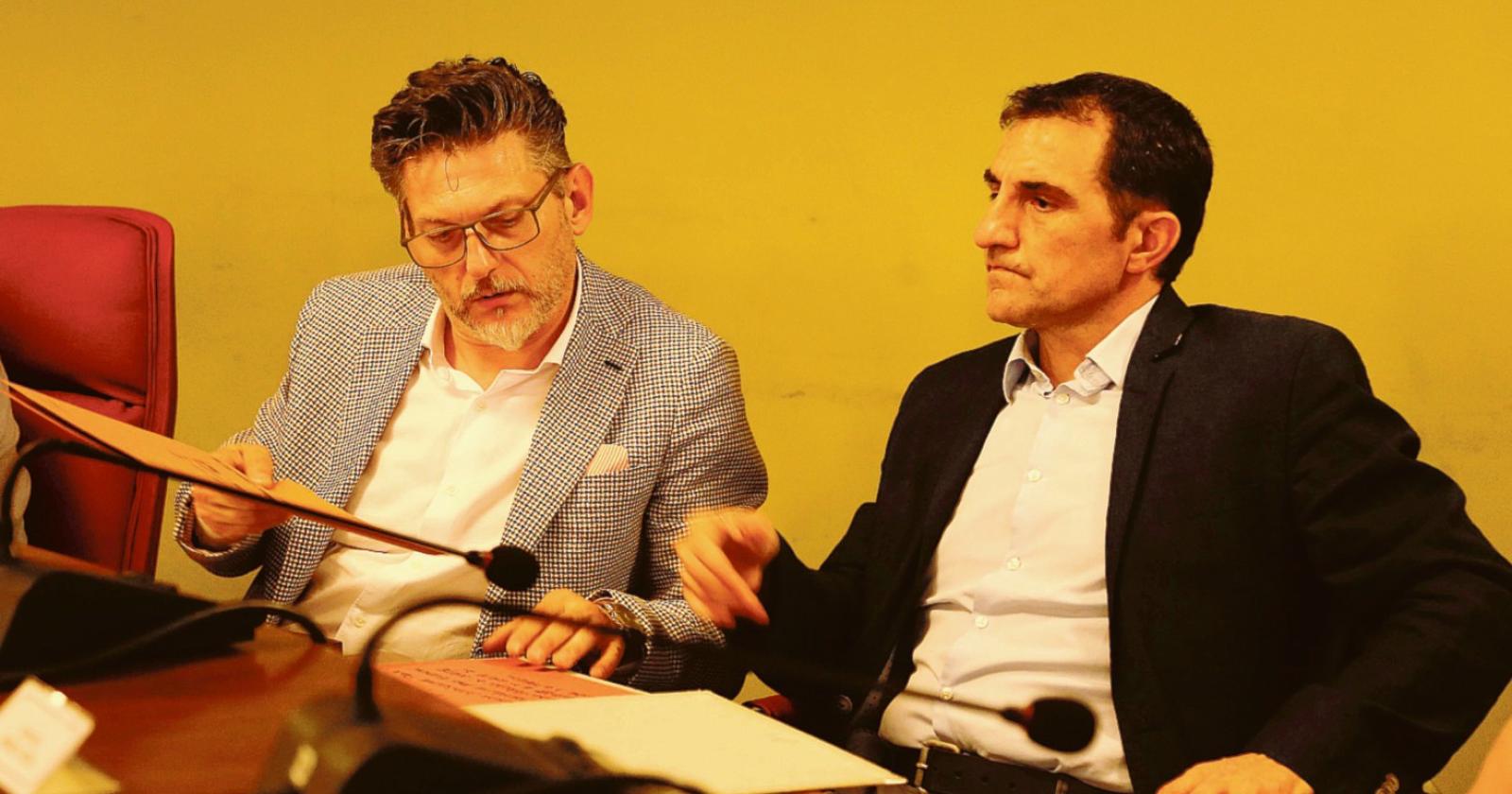 Tra sindaco e Pd la guerra è totale