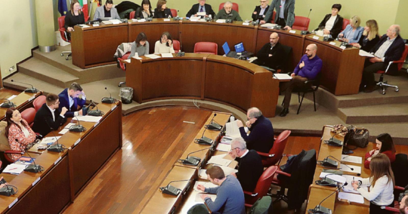 Piscina, bufera in aula e nulla di fatto