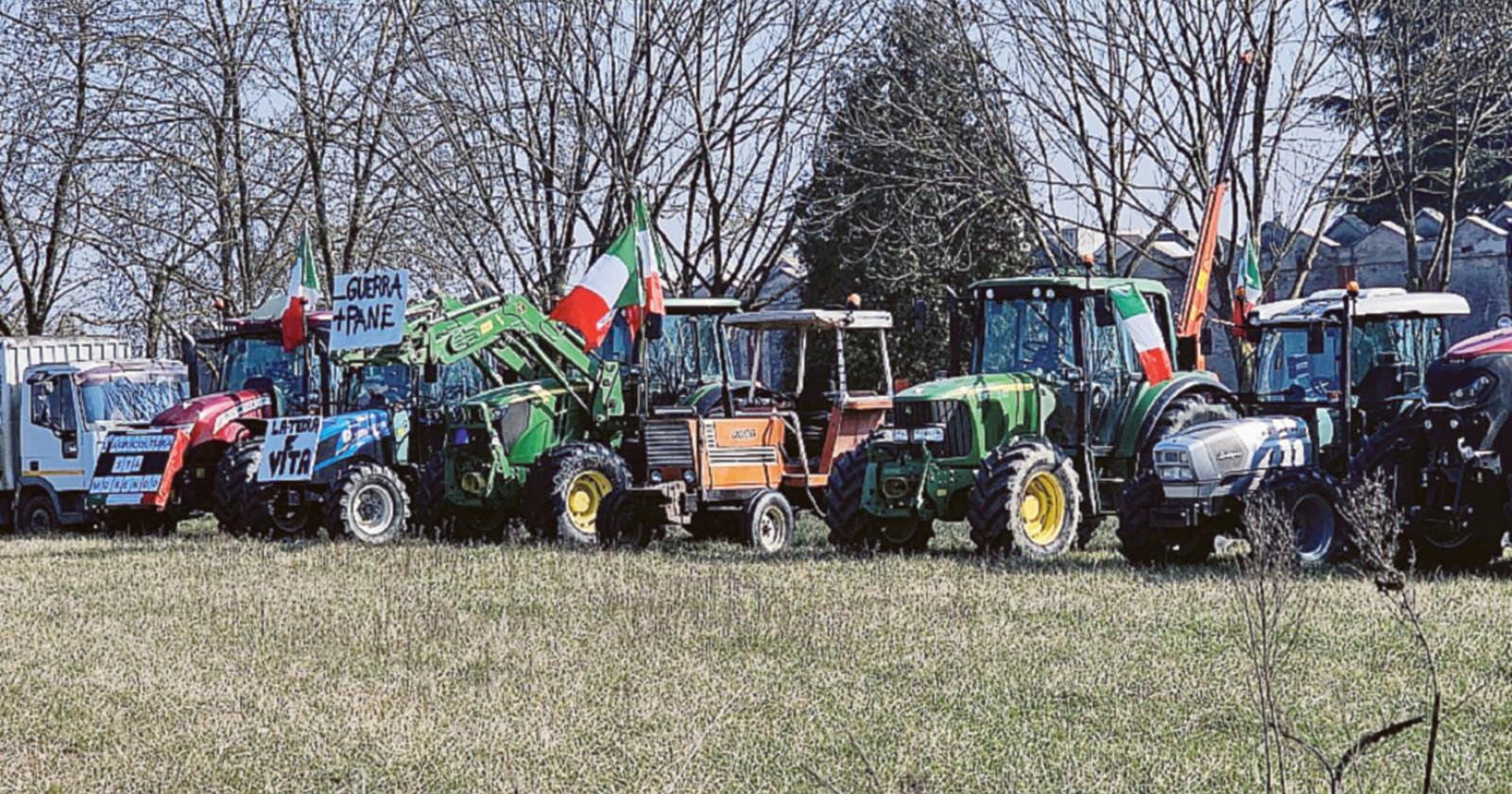 Trattori schierati in paese