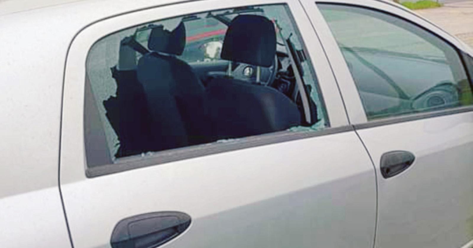 Spaccata di un auto al cimitero