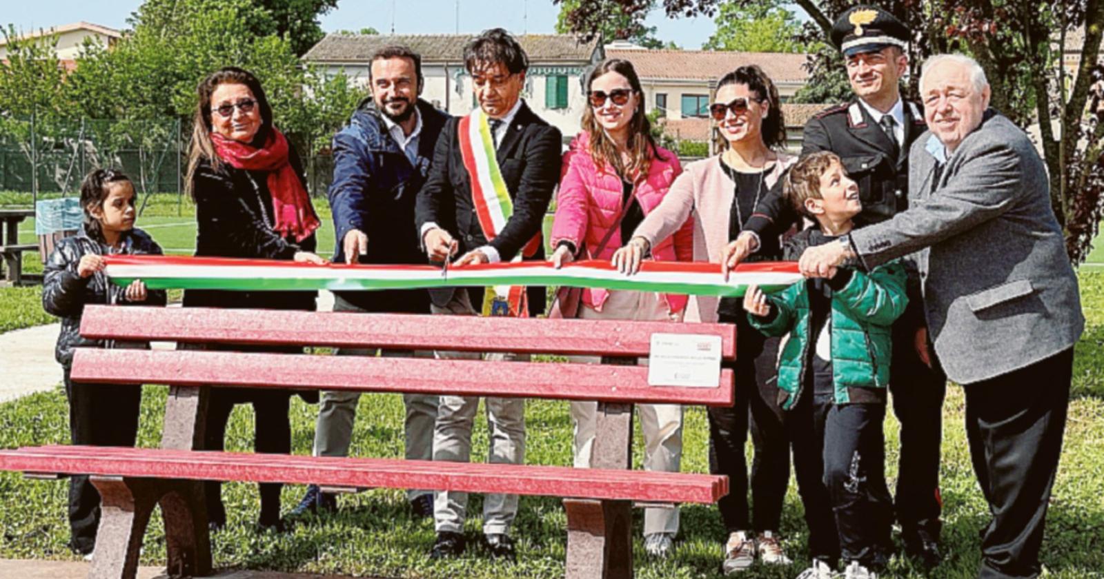 Inaugurata la panchina rossa