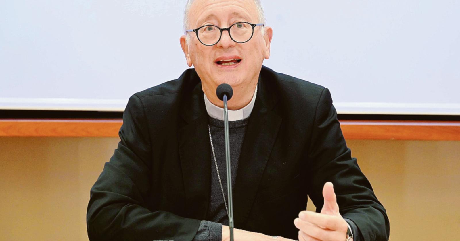 Sull'accoglienza dei profughi, il vescovo "tira le orecchie" alla maggioranza