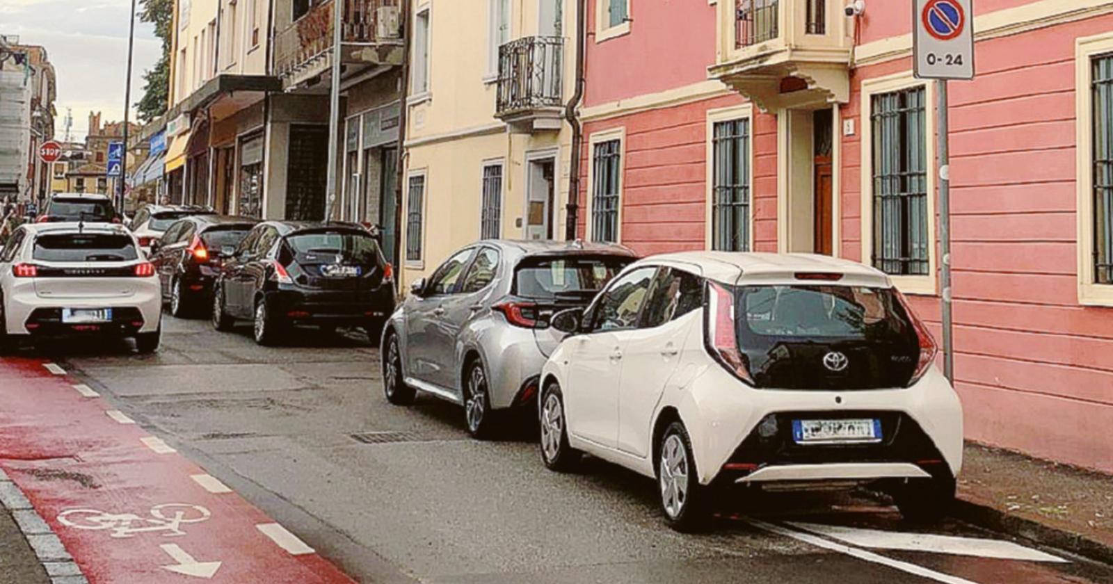 Via i parcheggi in via Don Minzoni