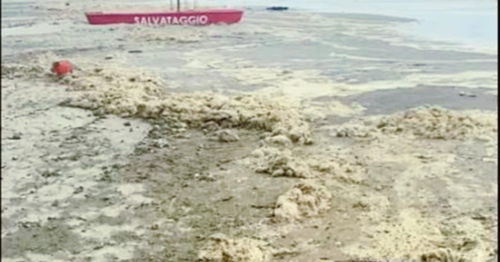 Mareggiata nel Delta si porta via la spiaggia