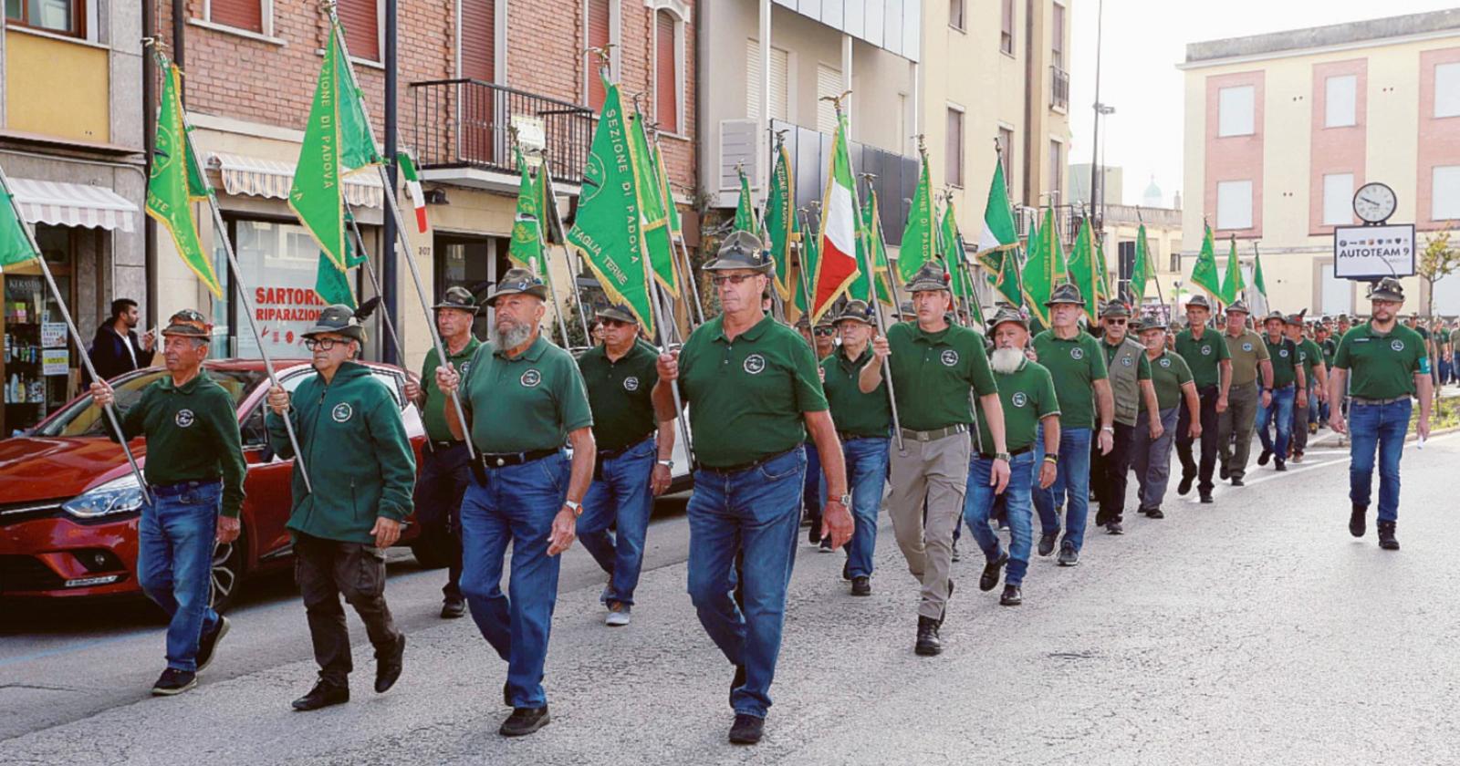 La città abbraccia le Penne nere
