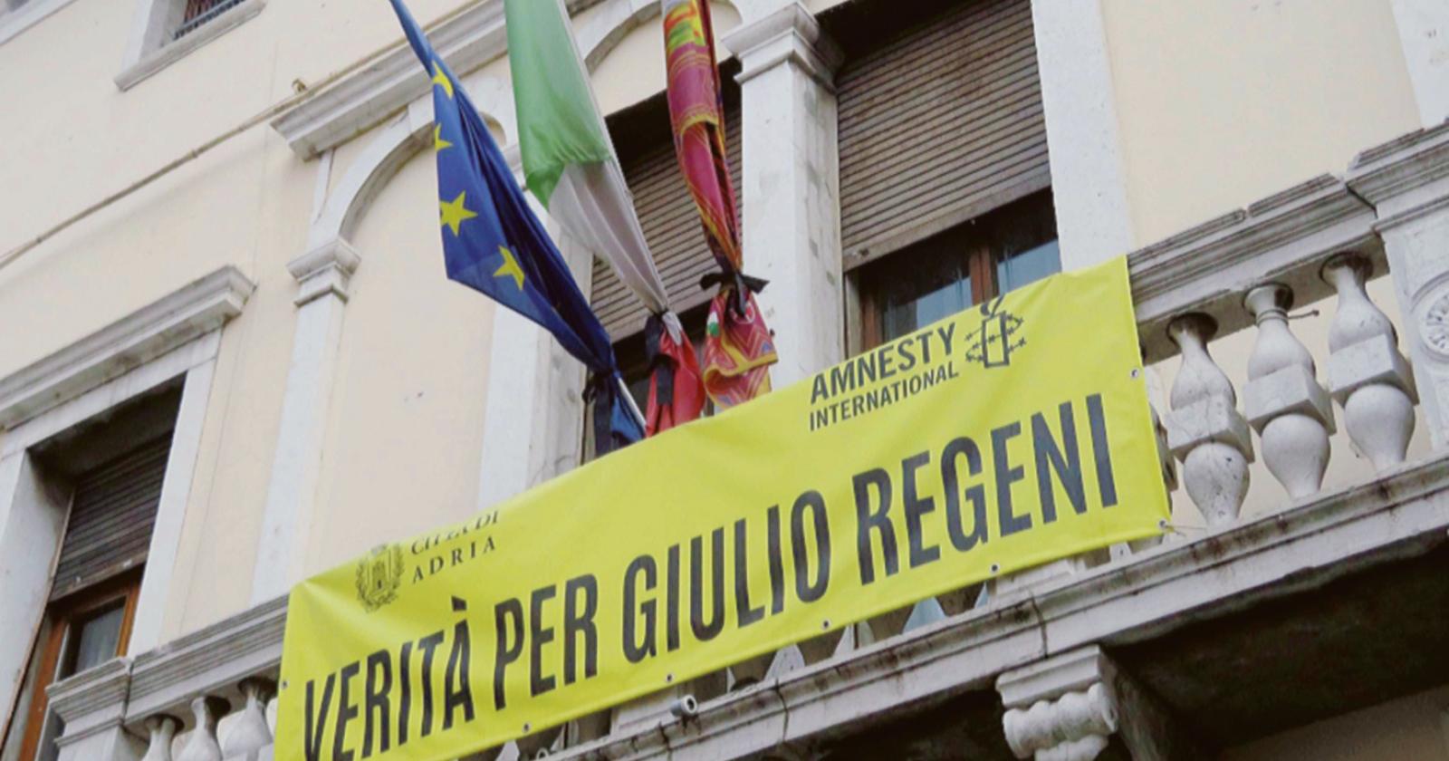 “Rimettete quello striscione”