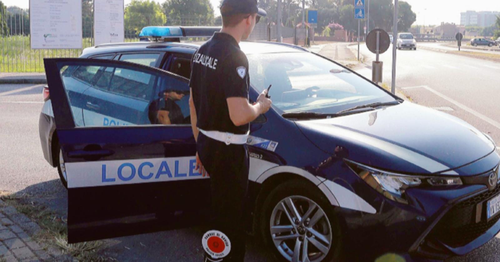 Fermato per un controllo, si spoglia e fa popò contro la polizia locale