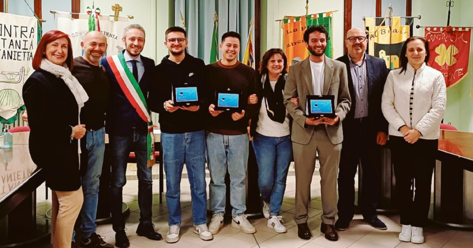 Il paese celebra cinque neo laureati