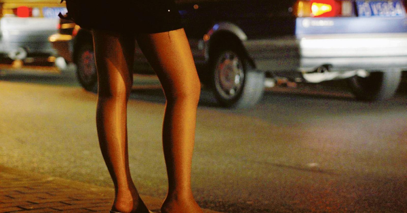 Accompagna la moglie a prostituirsi: denunciato per sfruttamento