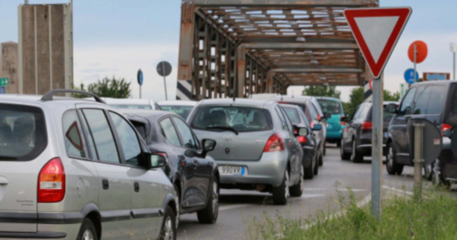 Semaforo e senso unico alternato sul ponte