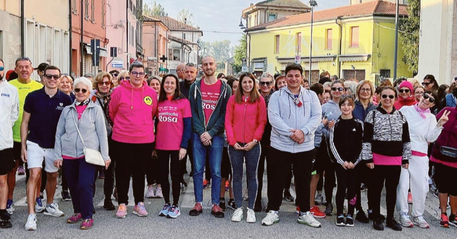 Un fiume rosa tra paese e golene