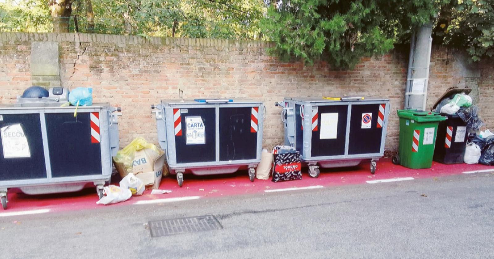 I cassonetti corrono sulla ciclabile