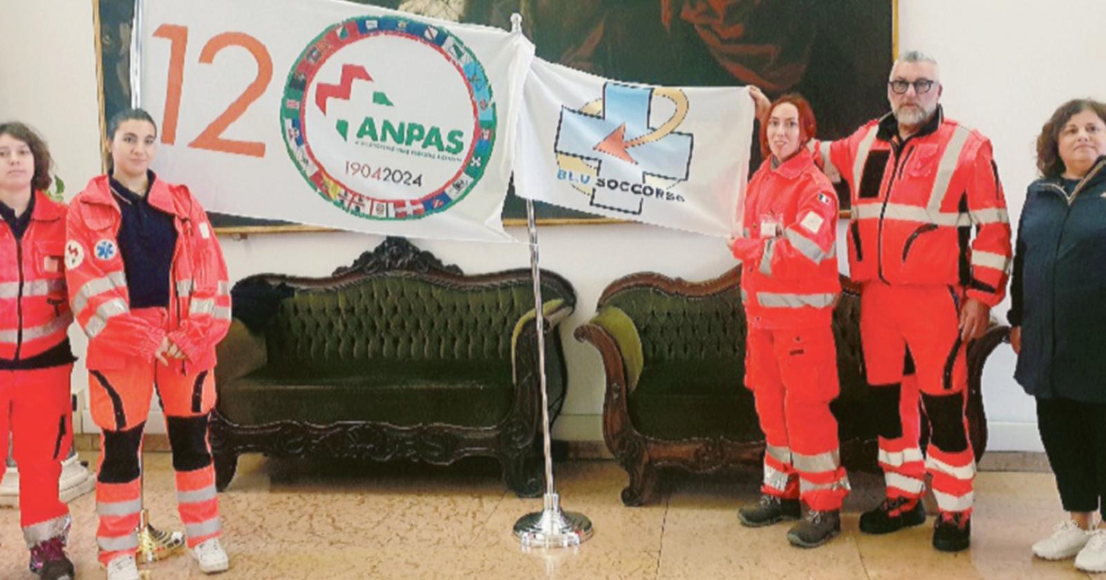 Anpas, le bandiere in Comune