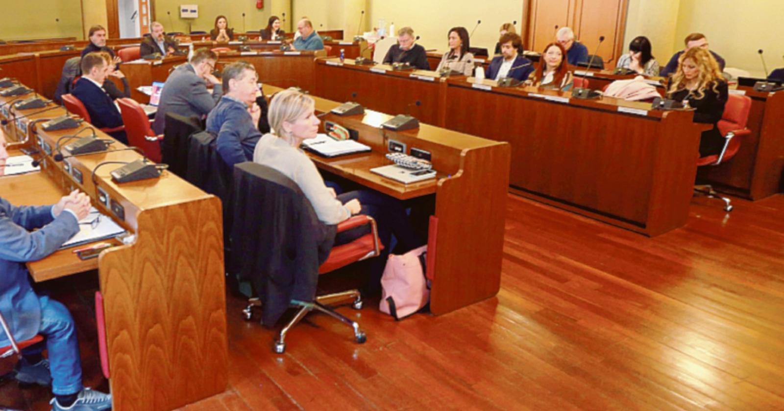 Senzatetto davanti al municipio