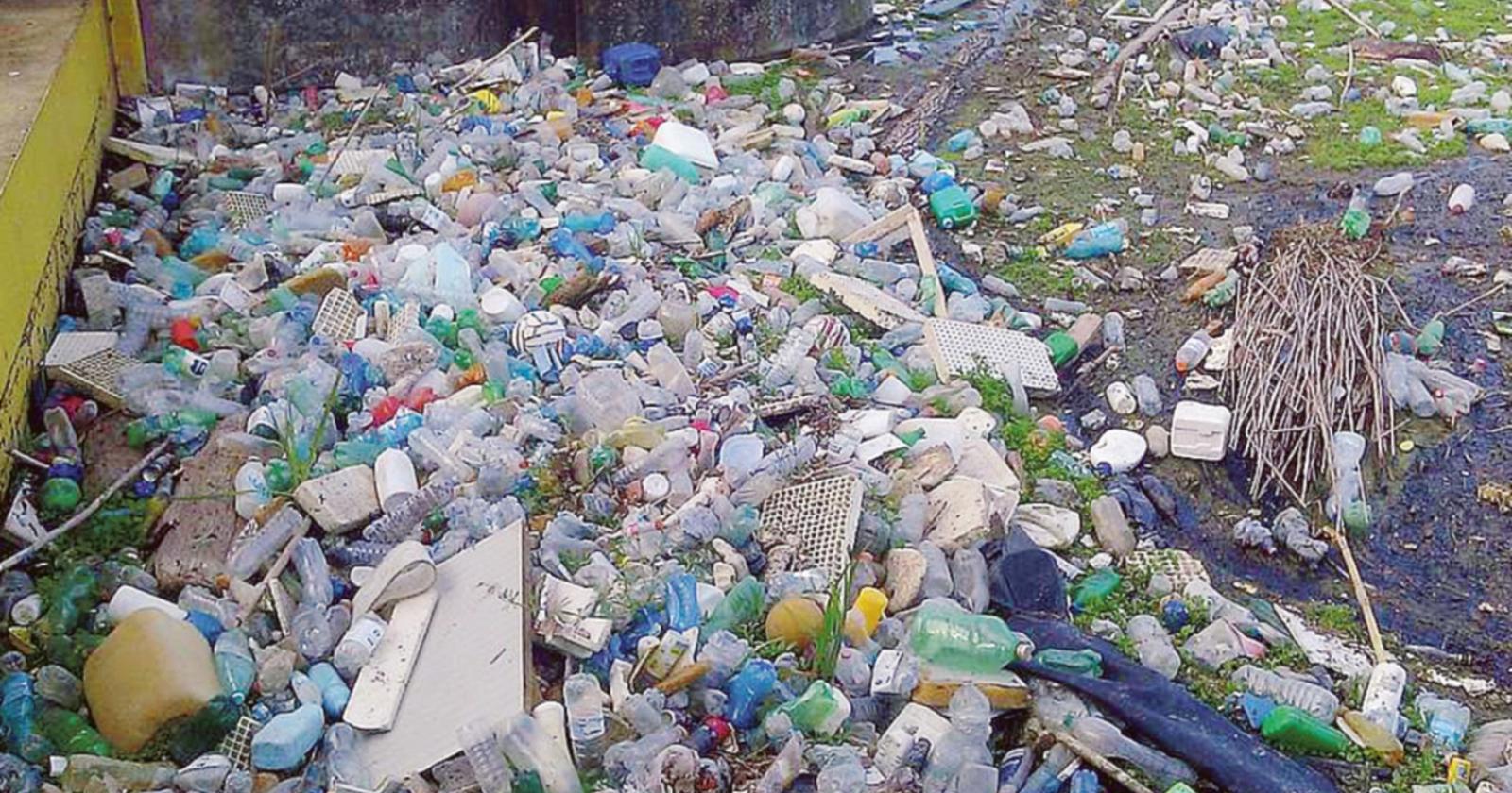 Canalbianco invaso dalla plastica