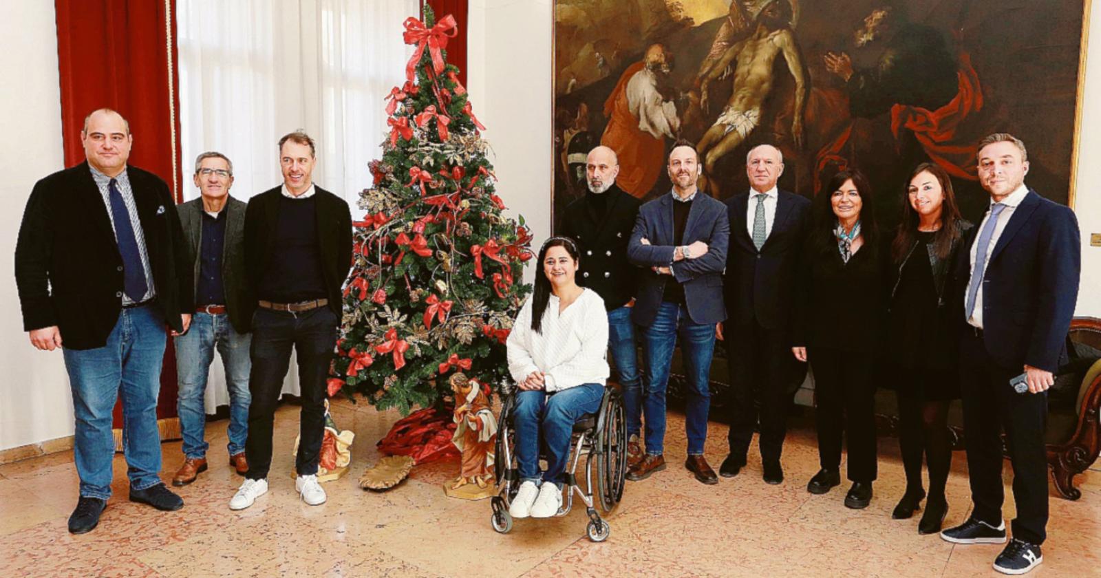 In città sta per accendersi il Natale
