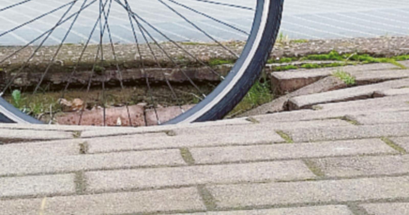 Buche nel marciapiede, il degrado è totale
