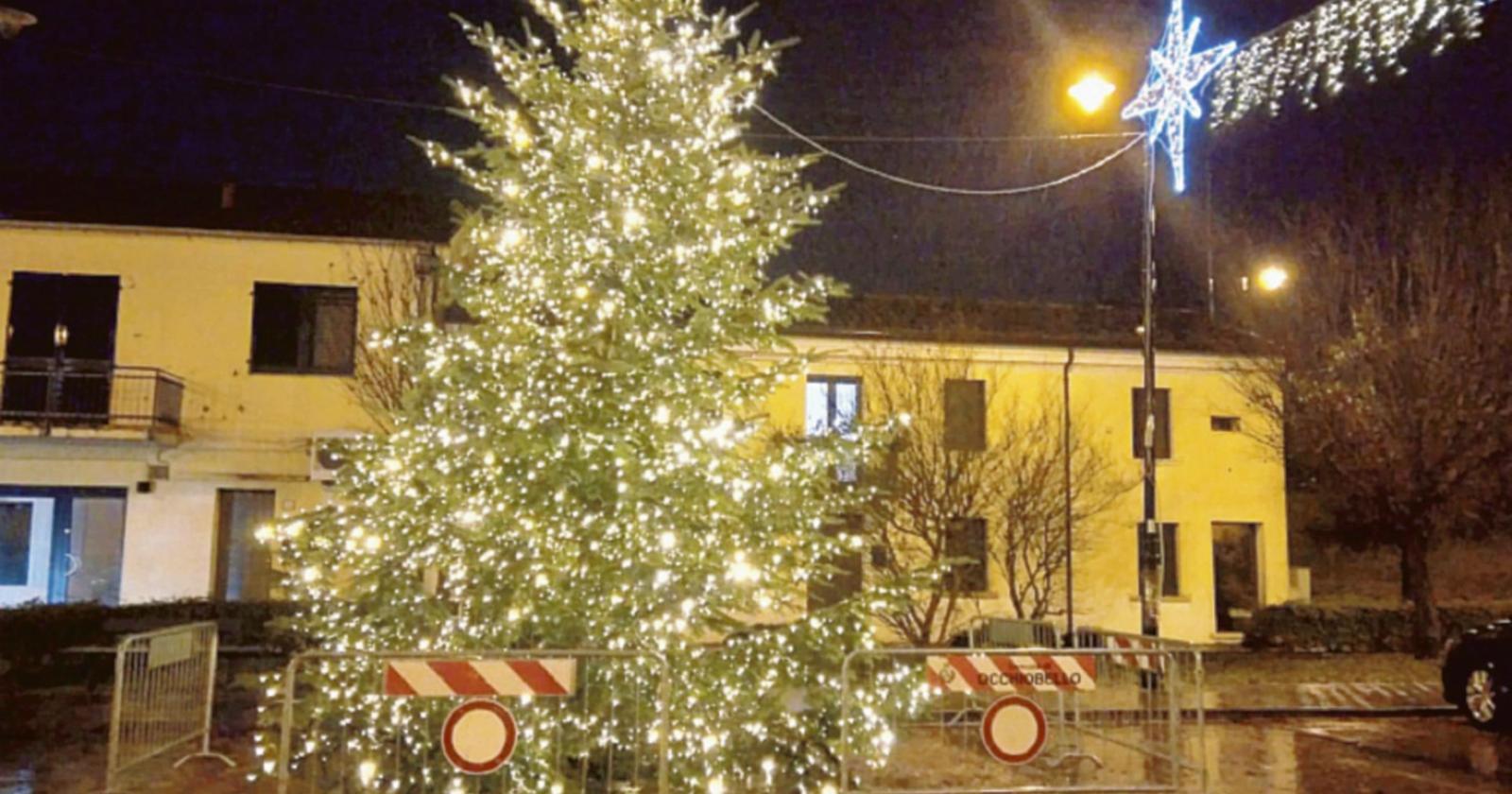 Si accende anche l’albero di Natale