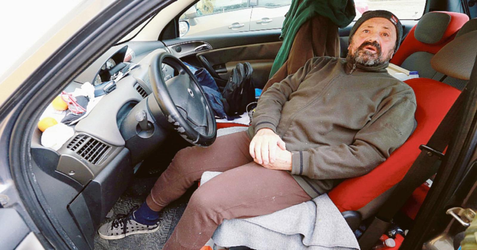 “Non ho una casa, dormo in auto”