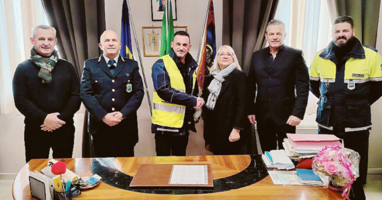 Il benvenuto al nuovo agente che rinforza la polizia locale