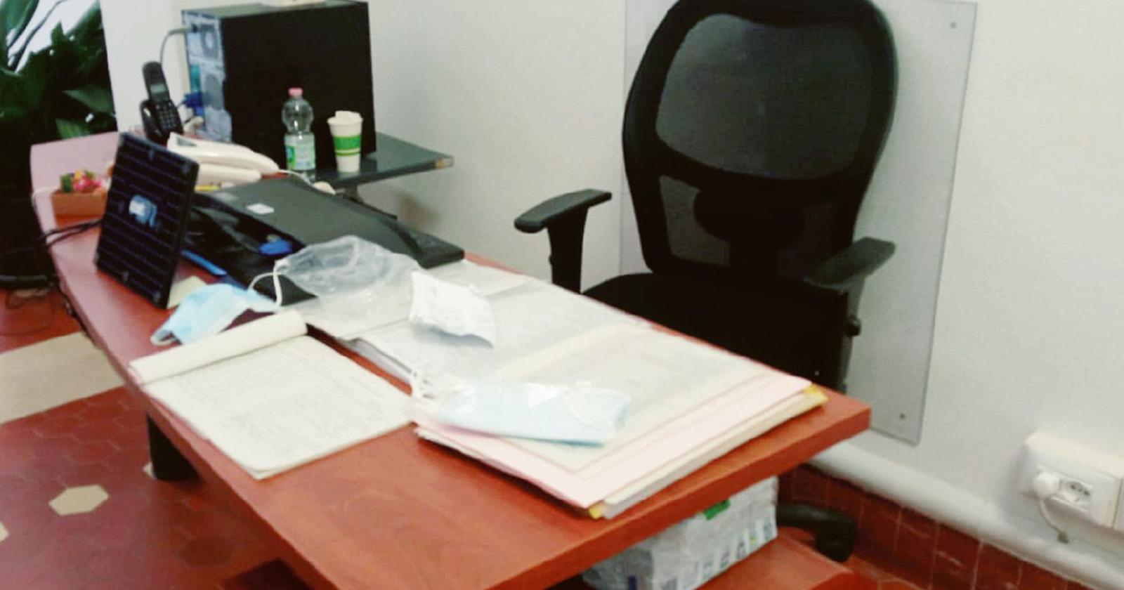 Entra e devasta gli uffici comunali