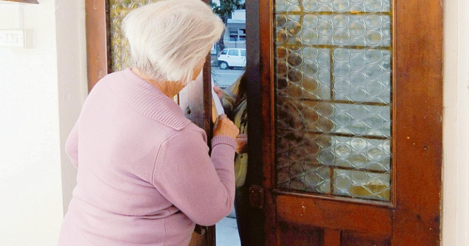 Anziana dà soldi e oro ai truffatori