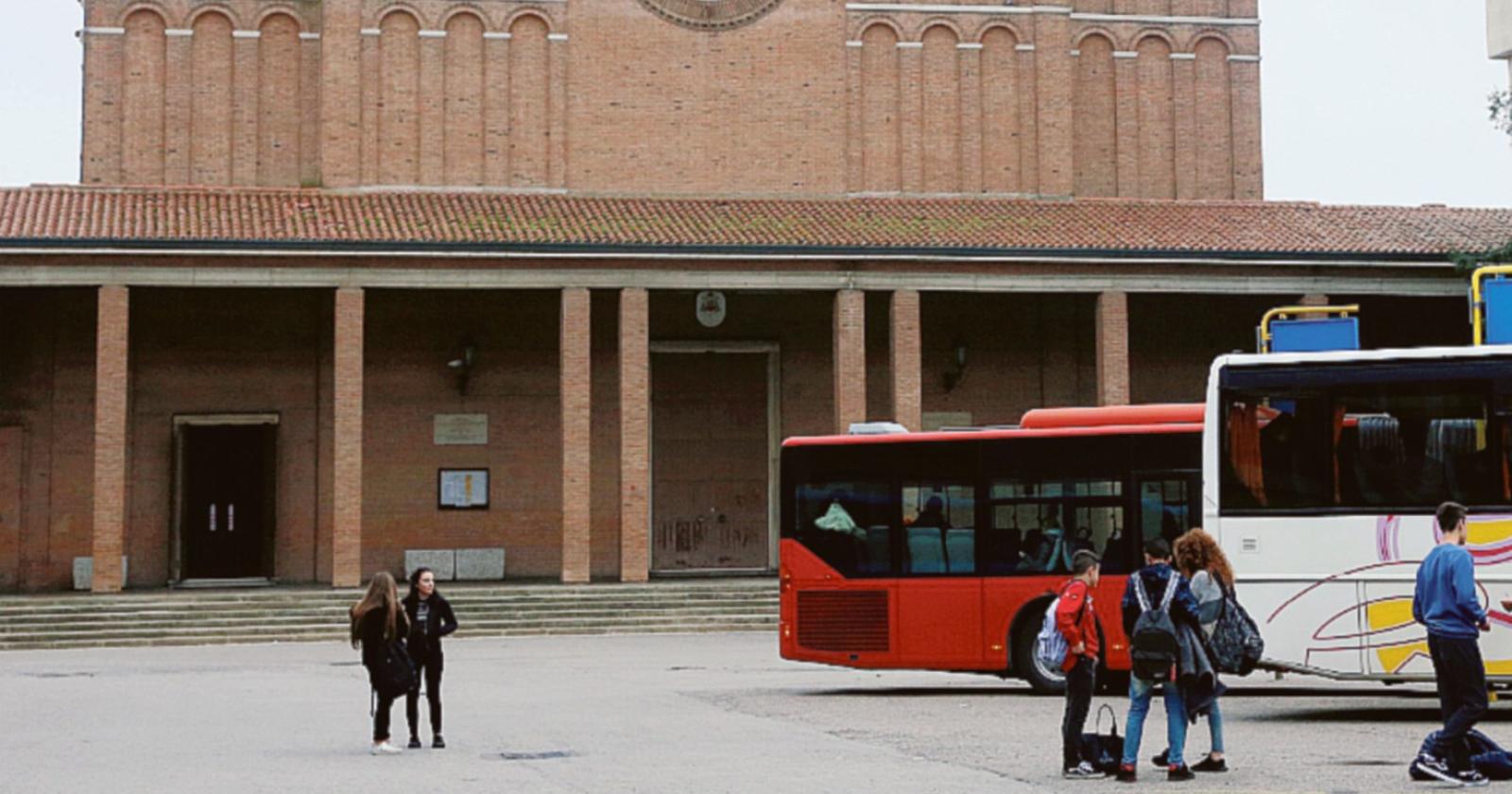 Piazzale Cervi, “adesso via i bus”