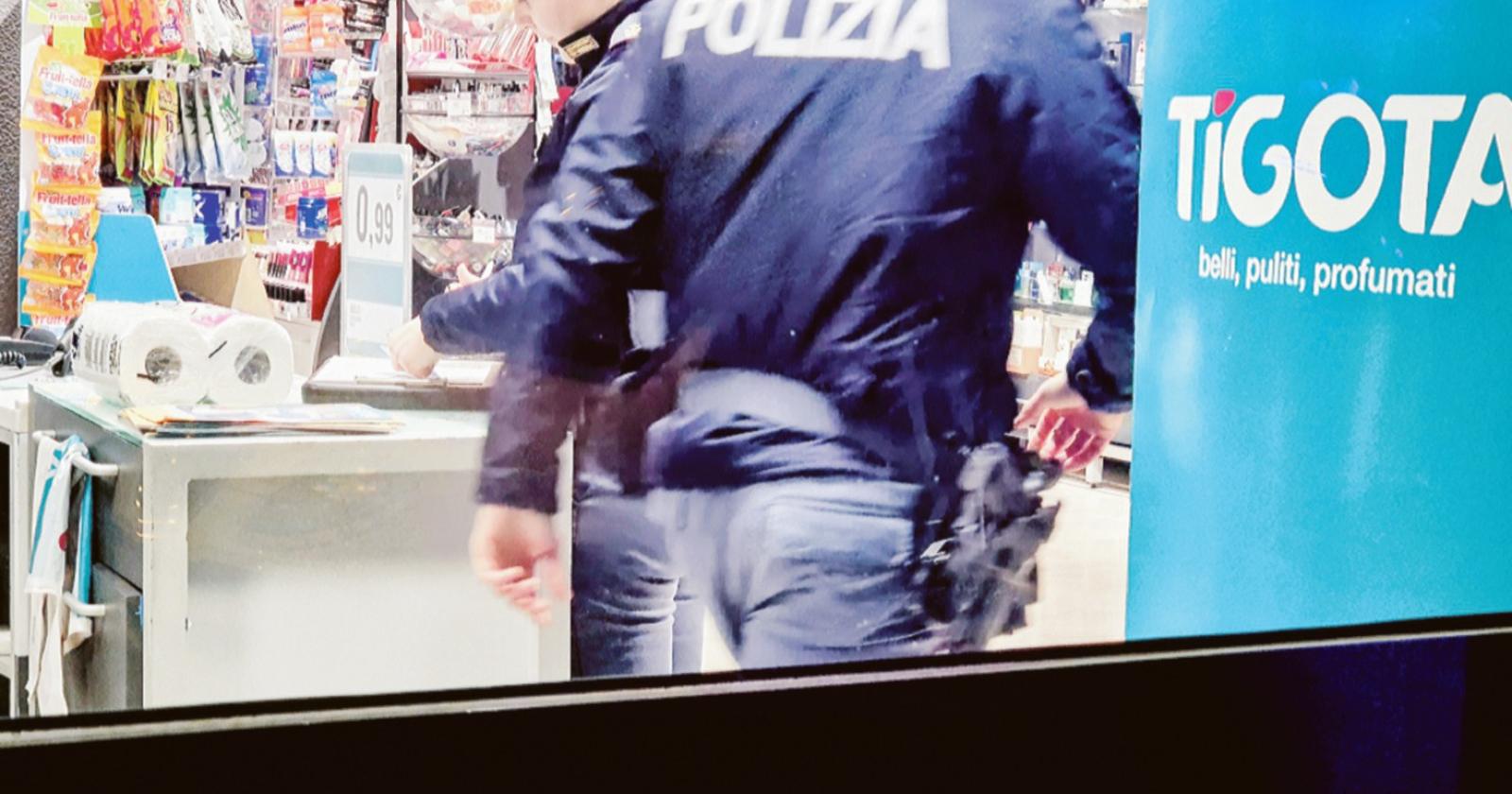Rapina in centro, caccia all’uomo