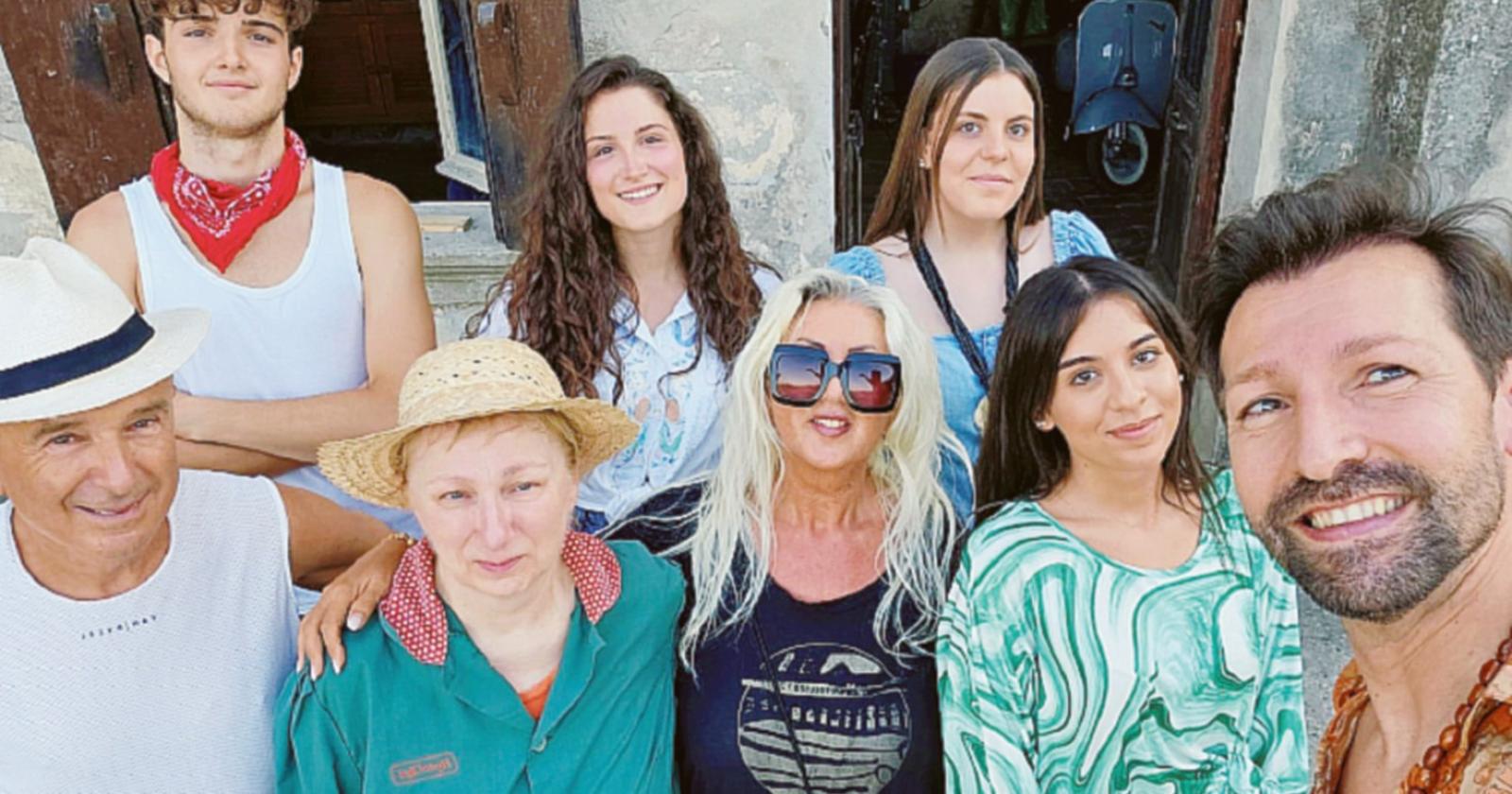 I nipoti interpretano i nonni