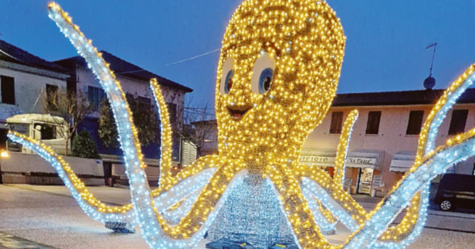 Il polpo non si stacca dalla piazza