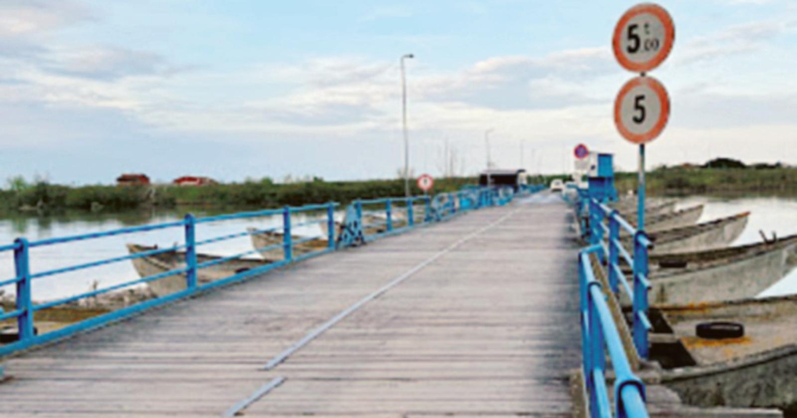 Il ponte di barche rimane chiuso al traffico 