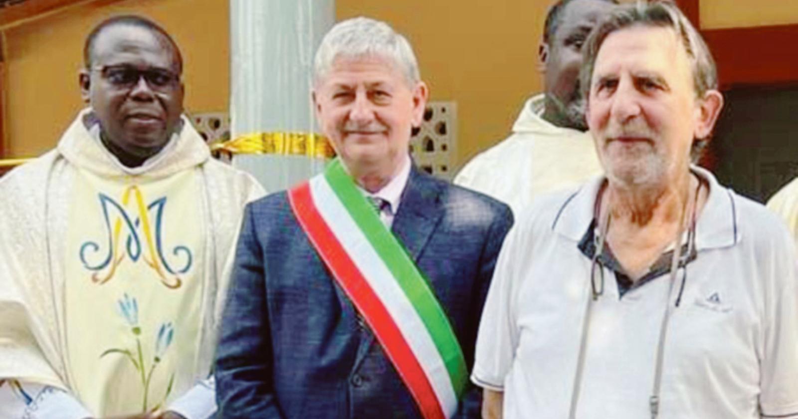 Il sindaco inaugura un'aula scolastica in Africa. "Antidoto all'emigrazione"