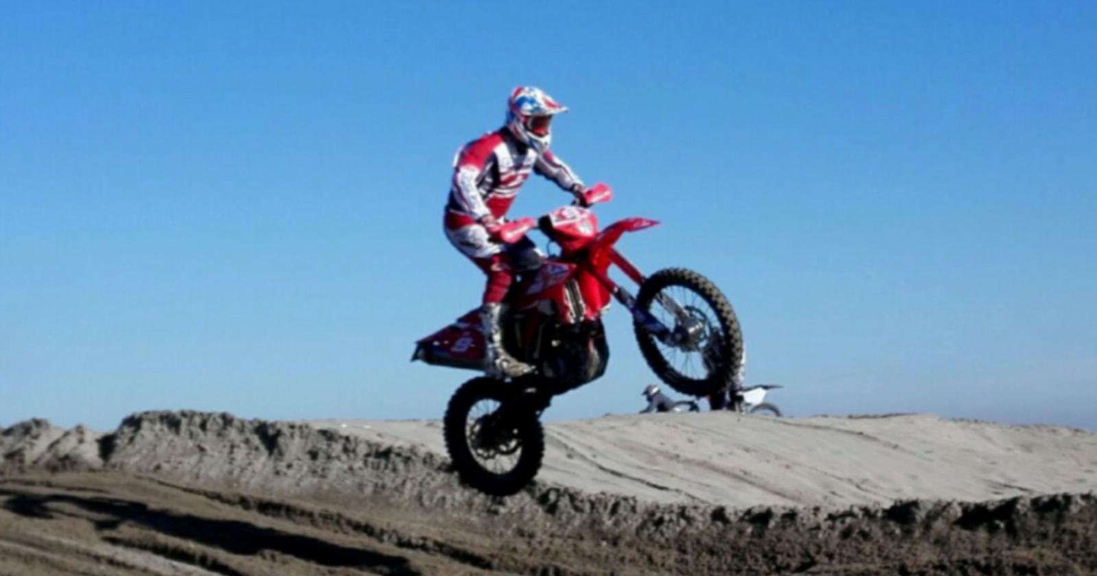 Cade con la moto da cross: è grave
