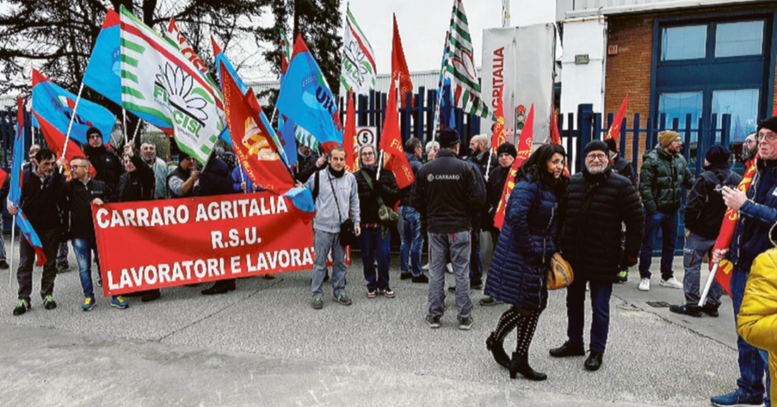 In tanti incrociano le braccia