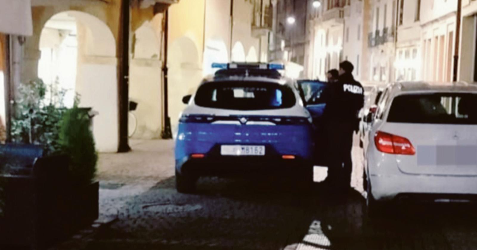 Sputi, bestemmie e sedie lanciate in centro