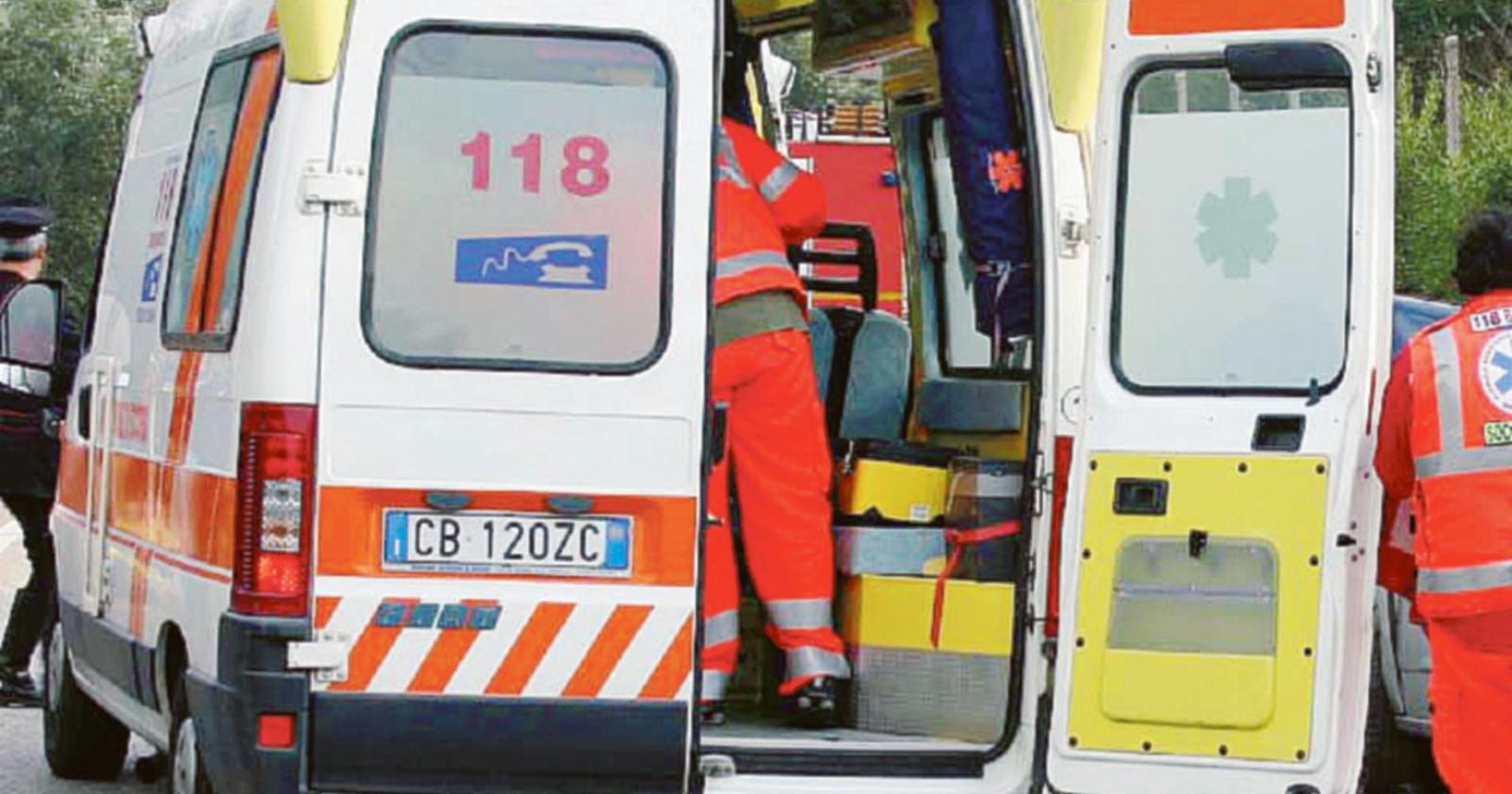 Cade da una scala, operaio ferito